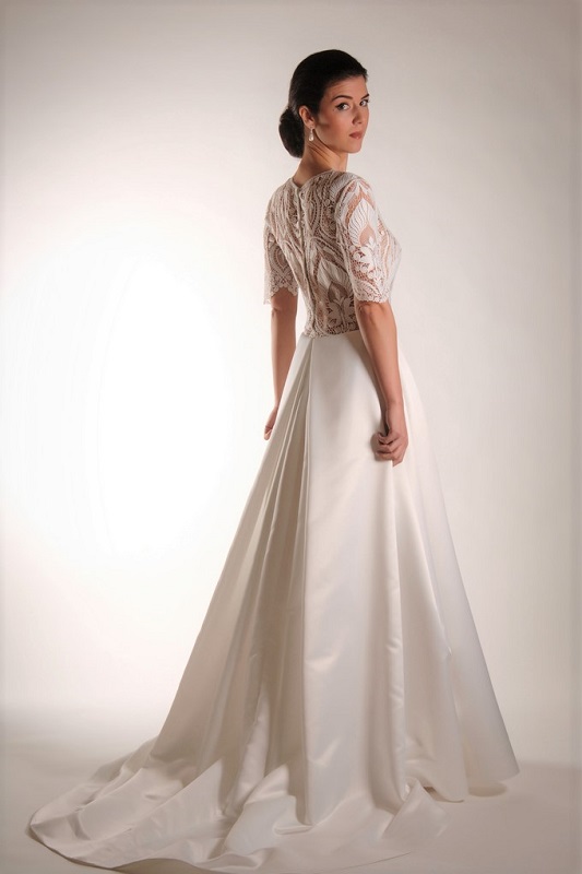 The skirt pleats on this wedding dress give a formal flavor.